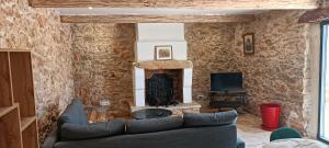 a living room with a couch and a fireplace at Bergerie provençale in Ampus