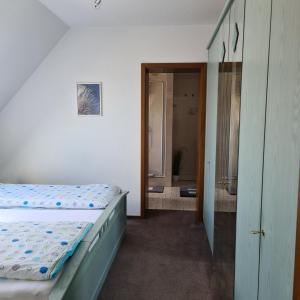 a bedroom with two beds and a walk in shower at Ferienwohnung Haus Fischer in Langwedel