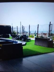ラゴスにあるN.V HOTEL AND RESORT BEACH viewのベンチと芝生のあるパティオの景色を望めます。