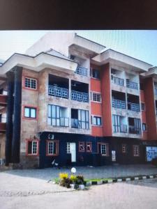 un grand bâtiment en briques avec beaucoup de fenêtres dans l'établissement N.V HOTEL AND RESORT BEACH view, à Lagos