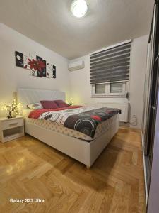 una camera con letto e pavimento in legno di Villa Kasinda a Sarajevo