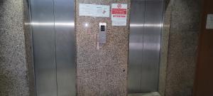 Mollah في أبوظبي: مصعد في مبنى عليه جوال