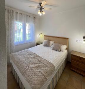 Un pat sau paturi într-o cameră la Apartment Sevilla III Golf ,big pool and seaside