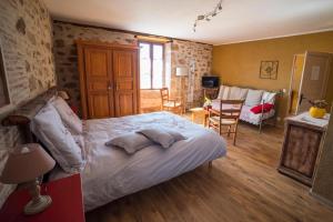 een slaapkamer met een bed en een woonkamer bij Gîtes des Ecuries de Saint Maurice in Lacapelle-Marival +34 foto's
