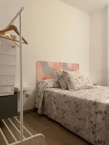 a bedroom with a bed with a pink and white bedspread at Apto céntrico INDUSTRIAS VUT 47-215 in Valladolid