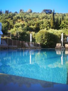 una piscina con vista sulle montagne di Small Village Residences ad Akrotiri