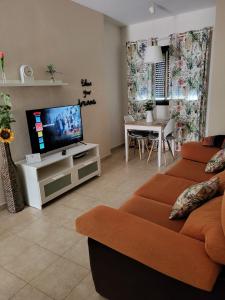 トレモリノスにあるApartamento Torremolinos centroのリビングルーム(ソファ、薄型テレビ付)