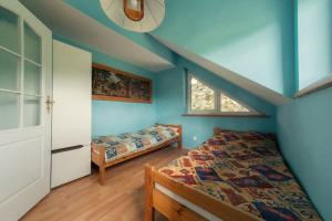 um quarto com 2 camas e uma parede azul em U Daszków em Zawory