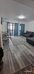 ein Wohnzimmer mit Sofa und Tisch in der Unterkunft Studio Miru in Agigea