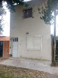 een wit gebouw met een raam en een deur bij Departamento en Paraná in Paraná