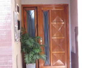 una puerta de madera con una planta delante en Departamento en vicente López … sentite en tu casa en Florida