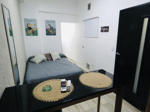 Cette petite chambre comprend un lit et une table. dans l'établissement Cómodo Departamento en vicente López para una o dos personas, à Florida