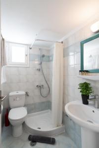 een badkamer met toilet en wastafel bij Hotel Matina in Kamari