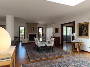 ein Wohnzimmer mit einem Tisch und Stühlen in der Unterkunft B & B Villa Flora in Mondello