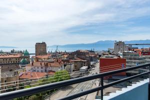 Blick auf eine Stadt vom Balkon in der Unterkunft Apartments Sunset Centar in Rijeka