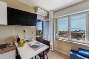 ein Wohnzimmer mit einem Tisch und Stadtblick in der Unterkunft Apartments Sunset Centar in Rijeka