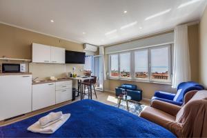 Zimmer mit Küche und Wohnzimmer in der Unterkunft Apartments Sunset Centar in Rijeka + 26 Fotos