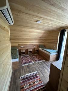 vistas a una habitación con 2 camas y alfombras en Bungyalow House - 5 Rooms, en Zolaći