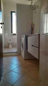 baño con lavadora en una habitación en Anna's apartment - Milazzo, en Milazzo