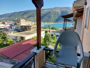 uma cadeira sentada numa varanda com vista em Marilena Apartments Plataria em Plataria