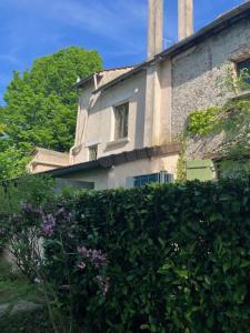 a building with a window and some bushes and trees at cottage à bethemont la foret in Béthemont-la-Forêt