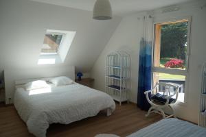 Postel nebo postele na pokoji v ubytování La Bernique bleue de Perros gîte vue mer