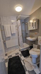 Um banheiro em homy Bludenz Downtown Suites