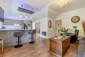 Gallery image of Tilly's, a two bedroom holiday retreat with hot tub and views of the pond in Barningham