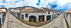 Blick auf eine Straße in einer Stadt mit Gebäuden in der Unterkunft Sie Casa Hotel in Villa de Leyva