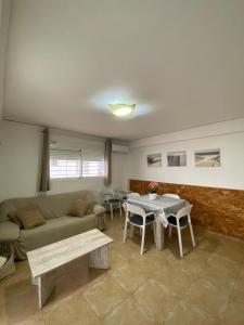 A seating area at Apartamento cerca del mar