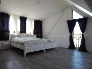 Легло или легла в стая в Wunderschoenes-freihstehendes-Ferienhaus-an-der-See-Sauna-Strand-Yachthafen-WLAN