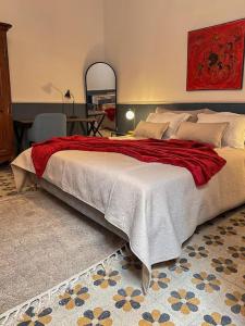 a bedroom with a large bed with a red blanket at Appartement rénové en plein centre historique in Tunis