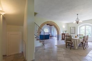 uma sala de jantar e sala de estar com mesa e cadeiras em casale vergheria em Magliano in Toscana