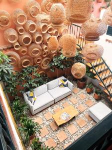 widok na salon z kanapą i roślinami w obiekcie Sie Casa Hotel w mieście Villa de Leyva