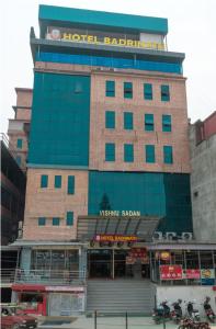 un bâtiment d'hôtel avec un panneau en haut dans l'établissement Hotel Badrinath, à Katmandou