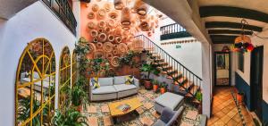 Sie Casa Hotel في فيلا دي ليفا: غرفة معيشة مع أريكة ودرج
