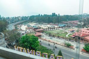 - une vue sur une ville avec une rue et des bâtiments dans l'établissement Hotel Badrinath, à Katmandou