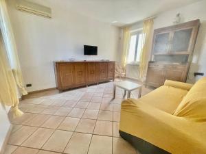 sala de estar con sofá y TV en Teo Country House, en San Martino Siccomario