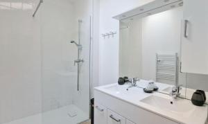a white bathroom with a sink and a shower at HOME ET HOLIDAY Le Viognier in Viviers