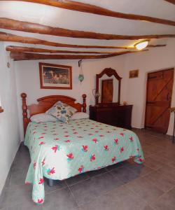1 dormitorio con cama y espejo en Casa Muskoka, en Zurgena
