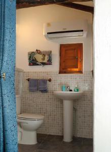 a bathroom with a toilet and a sink at Casa Muskoka in Zurgena