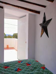 a bedroom with a star on the wall at Casa Muskoka in Zurgena