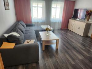 a living room with a couch and a table at Ferienwohnung Flonta in Mittweida