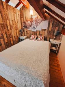 1 dormitorio con 1 cama con 2 mesas y 2 lámparas en Montagne Ski Porté Puymorens GÎTE en Porté-Puymorens