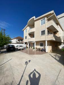 all'ombra di un edificio in un parcheggio di Starlight Apartments a Ulcinj