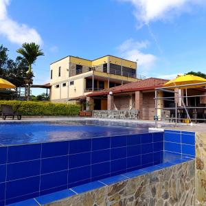 una piscina di fronte a un edificio di Hotel Campestre Los Mangos a Quimbaya