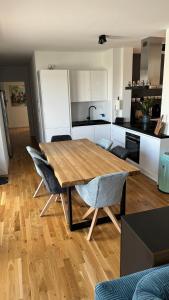 cocina con mesa de madera y algunas sillas en Luxuriöse Penthousewohnung in Zentrumsnähe, en Leipzig