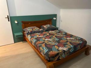 Postel nebo postele na pokoji v ubytování GITE PEI LA VANILLE "Studio Duplex TI Kaz" + 13 fotografií