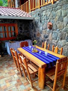 una mesa de madera con un mantel azul. en CASA TRIBU Family room en San Antonio Palopó