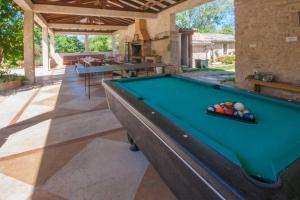 un tavolo da biliardo in un cortile con patio di Villa Dolores, a magnificent Villa, ideal for families and groups a Heki